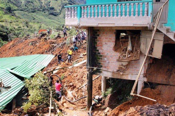 Doze pessoas morrem em deslizamento de terra na Colômbia