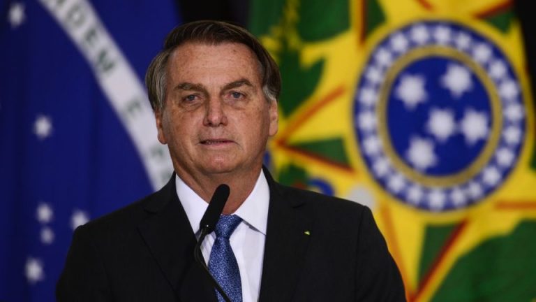 Bolsonaro critica Rosa Weber por suspender emendas de relator