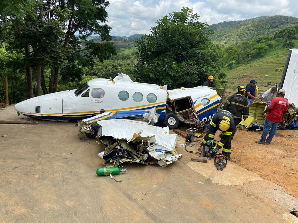 Avião será levado para perícia no RJ após ser retirado de cachoeira