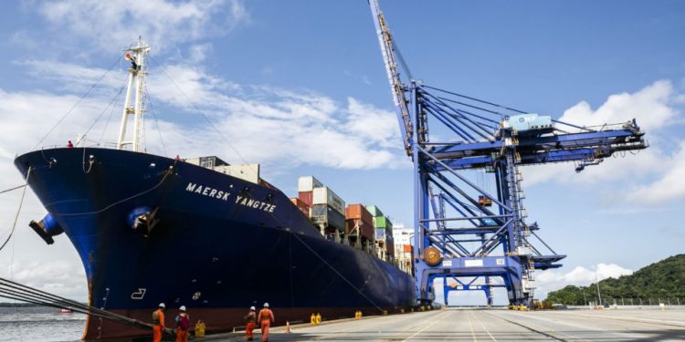 Saldo da balança comercial brasileira supera R$ 60 bilhões em 2021