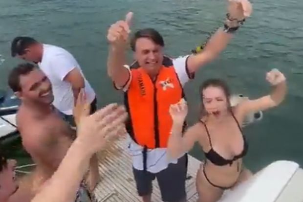Veja Vídeo: De férias, Bolsonaro dança funk na praia