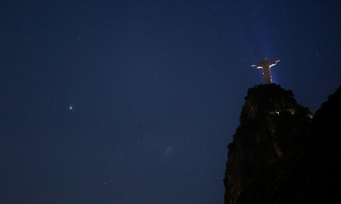 Veja Imagens do Cometa Leonard que iluminou o céu do Rio ao lado do Cristo Redentor