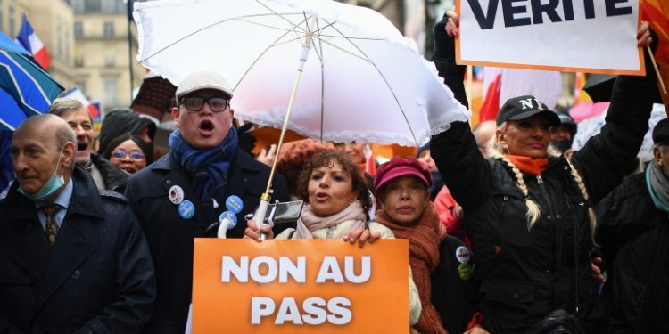 Manifestantes saem às ruas contra vacinação obrigatória na França, Alemanha, Áustria e Itália