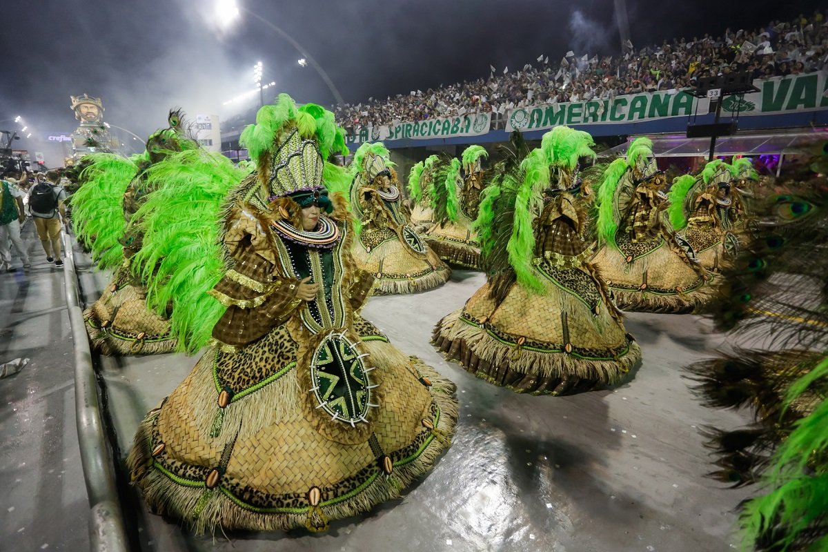 Carnaval de São Paulo e do Rio é adiado para abril