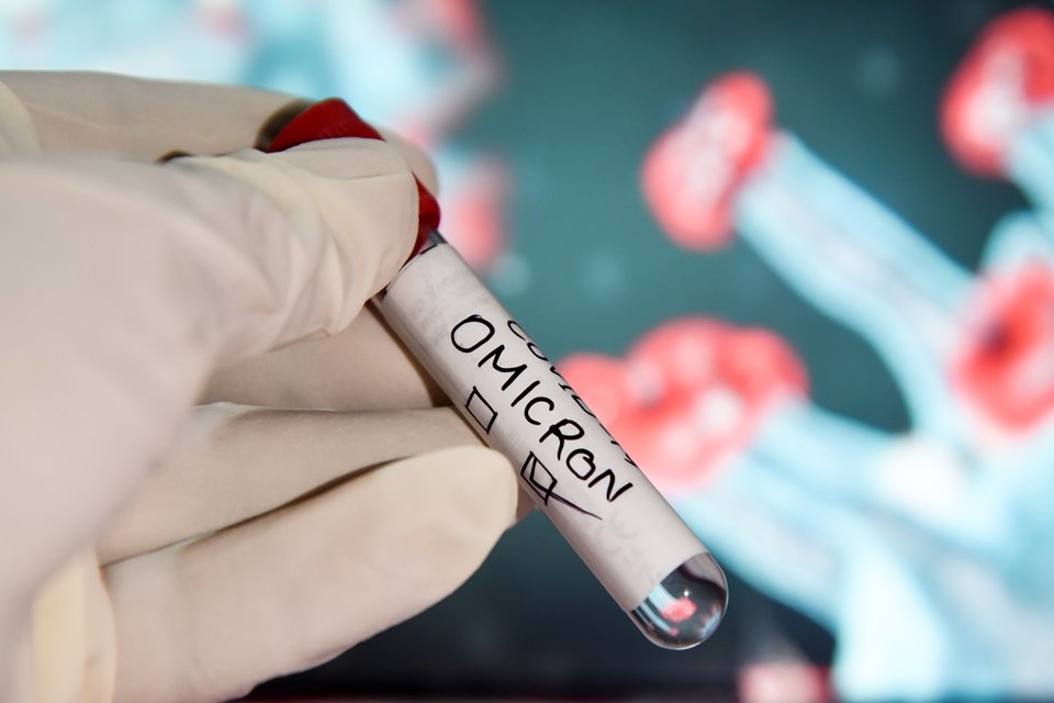 Cientistas descobrem causa de ômicron ser menos mortal