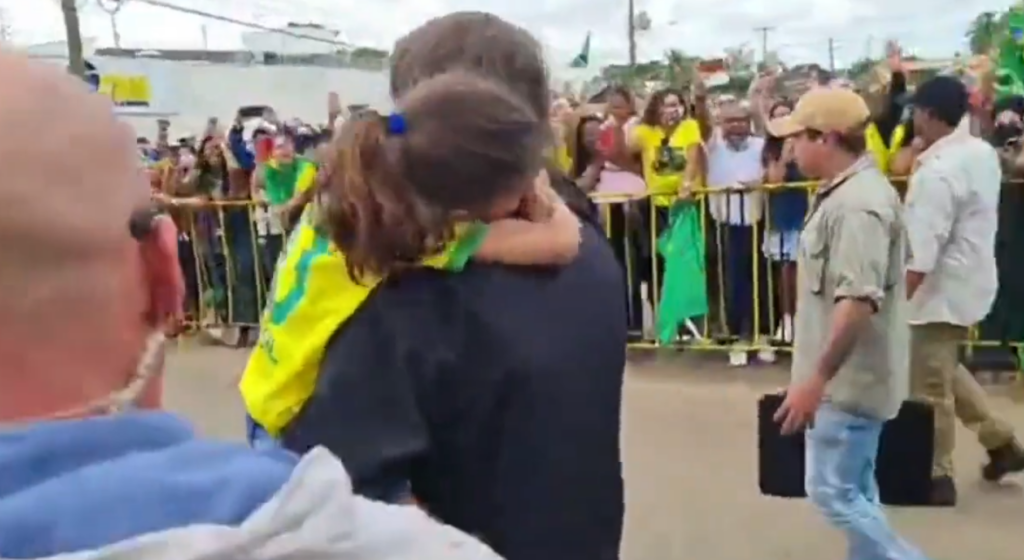 VEJA VÍDEO: Criança fura bloqueio e corre para abraçar Jair Bolsonaro