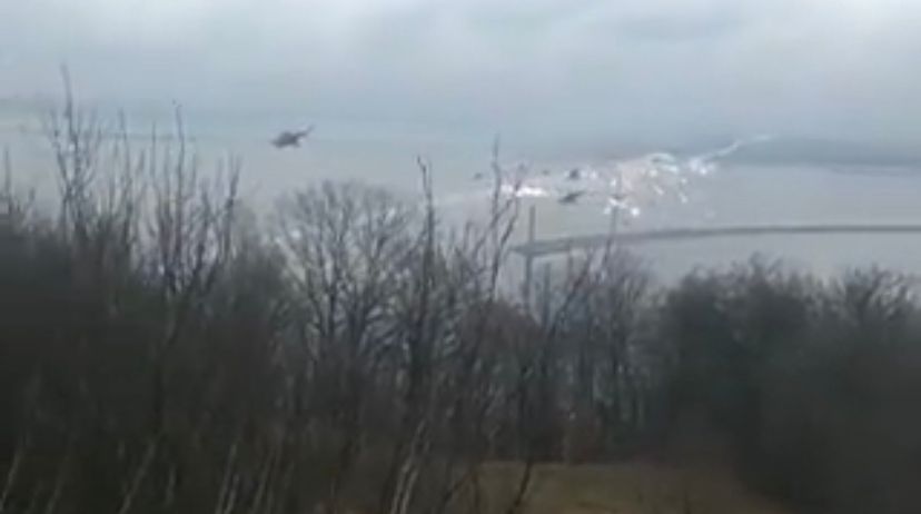 ASSISTA AO VÍDEO: Imagens do momento em que helicópteros russos invadem o território ucraniano
