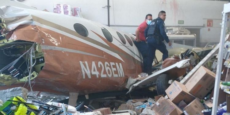 Avião cai em supermercado e deixa duas pessoas mortas; VEJA VÍDEO