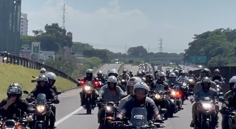 VEJA VÍDEO: Bolsonaro participa de enorme motociata em São José dos Campos