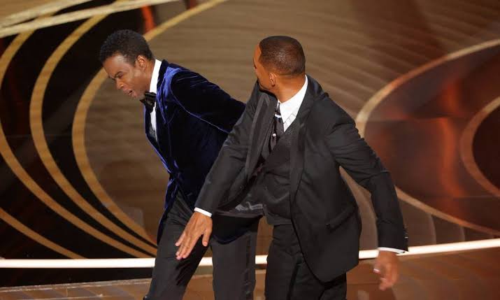 Will Smith dá um tapa em Chris Rock no Oscar 2022 após piada; Veja Vídeos