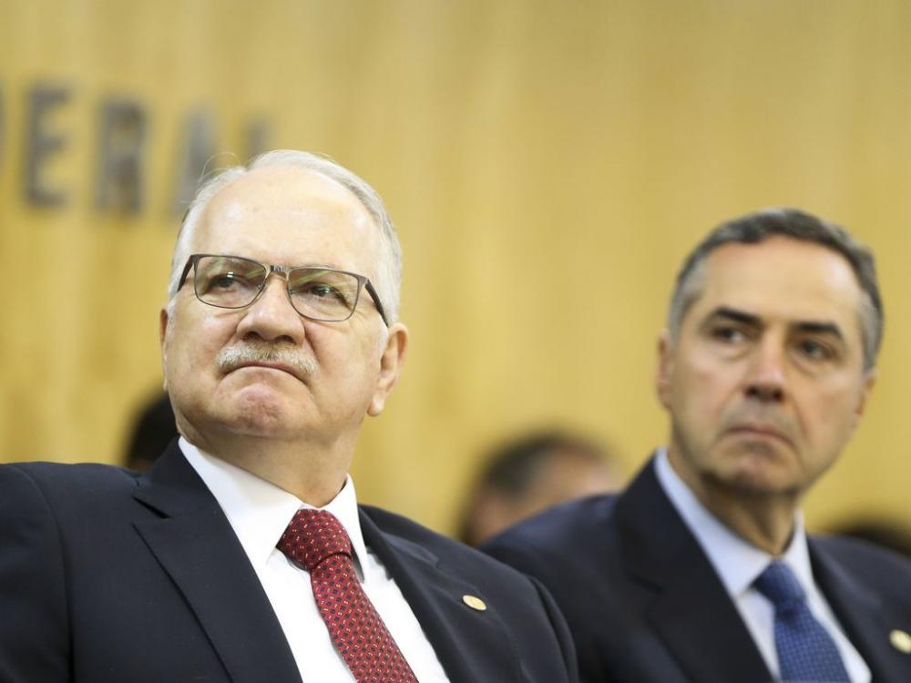 Fachin e Barroso escancaram sua militância pró Lula e condecoram opositores e críticos de Bolsonaro