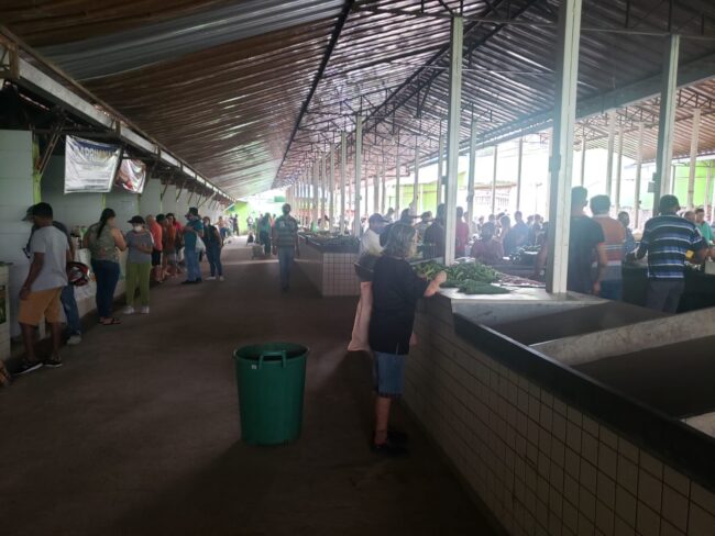 Comerciantes da feira municipal de Manhuaçu reclamam falta de energia neste sábado (12)