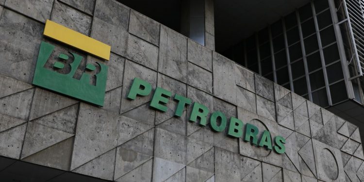 Bolsonaro: ‘Petrobras se transformou na Petrobras Futebol Clube, onde o clubinho só pensa neles’