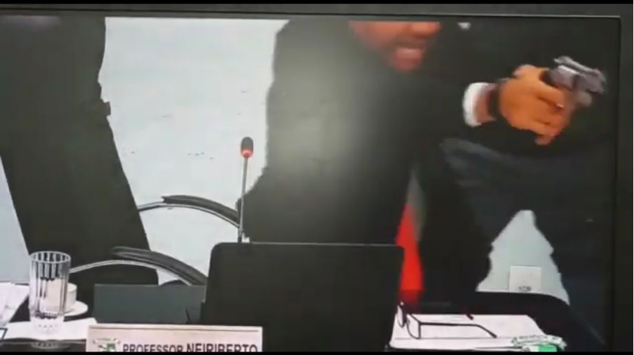 VEJA VÍDEO: Vereador saca arma para colega durante sessão da Câmara