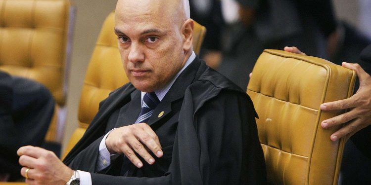 Moraes bloqueia conta da mulher de Daniel Silveira com base em lei que proíbe a ação