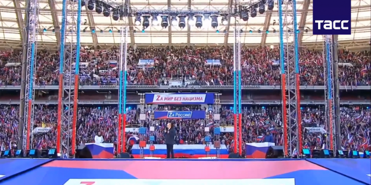 VEJA VÍDEOS: Putin reúne multidão em estádio durante evento
