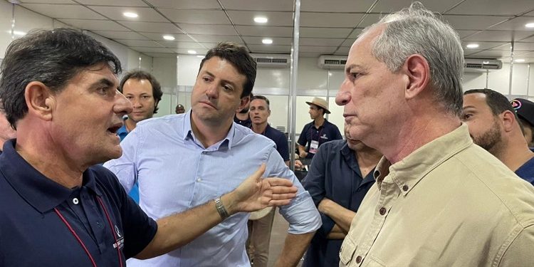 VEJA VÍDEO: Ciro Gomes é vaiado e agride apoiador de Bolsonaro em Ribeirão Preto (SP)