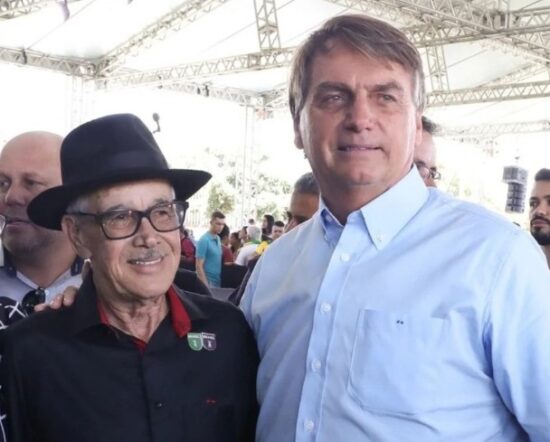 Bolsonaro recebe pai de cantor Gusttavo Lima em palanque; VEJA VÍDEO