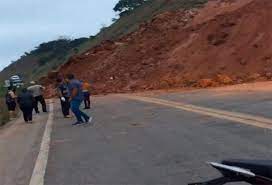 VEJA VÍDEO: Deslizamento de barranco interdita BR-262 em Rio Casca