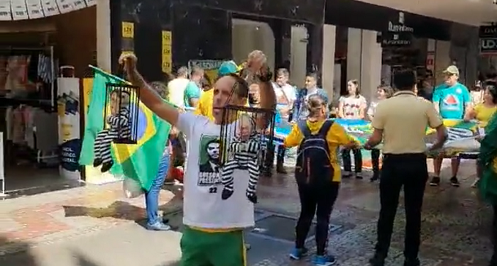 VEJA VÍDEO: Apoiadores de Bolsonaro protestam em Juiz de Fora, carregando boneco de Lula preso e faixa