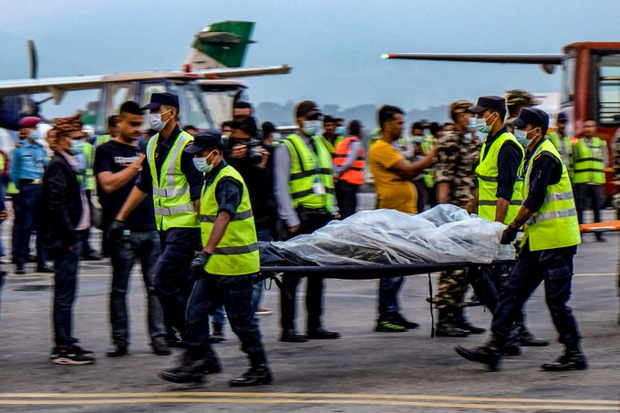 Equipes de emergência encontram 21 corpos em área de queda de avião no Nepal