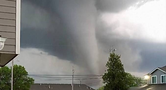 Tornado atinge estado do Kansas, nos EUA, e destrói dezenas de casas, VEJA VÍDEO