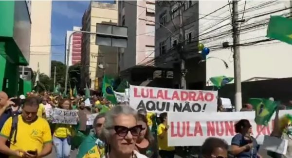 Protesto contra Lula em Juiz de Fora recebe petista com cartazes de ‘ladrão’