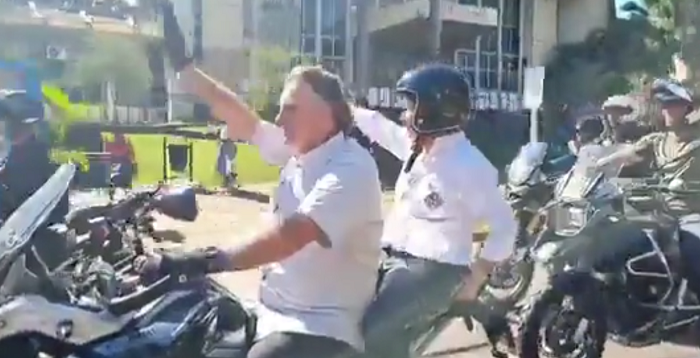 Bolsonaro realiza motociata com Tereza Cristina na garupa