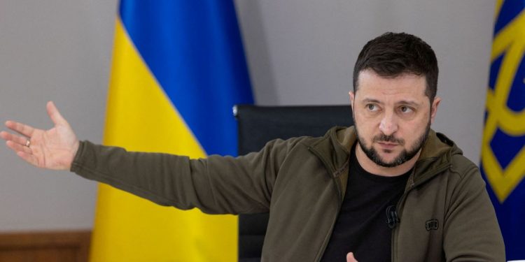 Ucrânia sofre perdas dolorosas e precisa de armas antimísseis, diz Zelensky