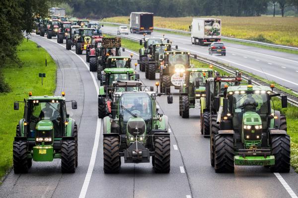 Polícia holandesa atira contra agricultores