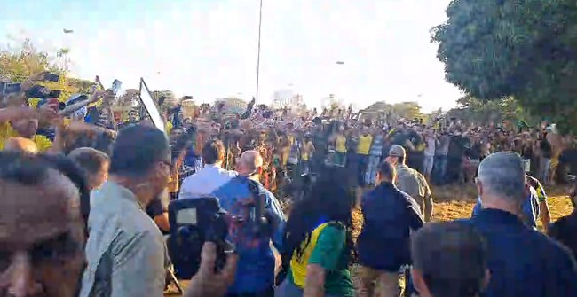 Bolsonaro é recebido por milhares de apoiadores em Goiânia; VEJA VÍDEO