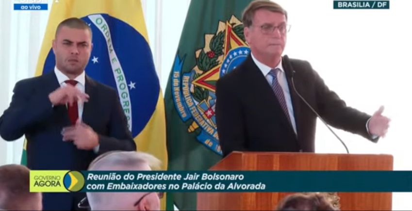 Em reunião com embaixadores Bolsonaro compartilha insegurança sobre urnas e apuração