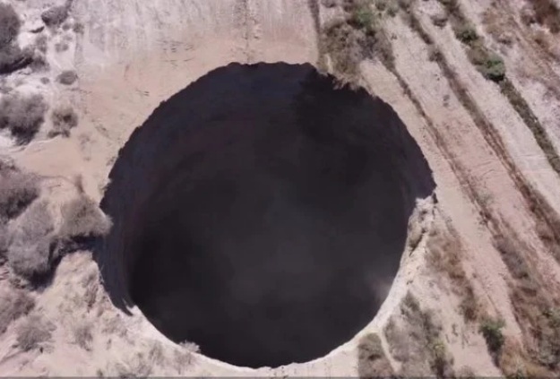 VEJA VÍDEO: Cratera misteriosa aparece em deserto