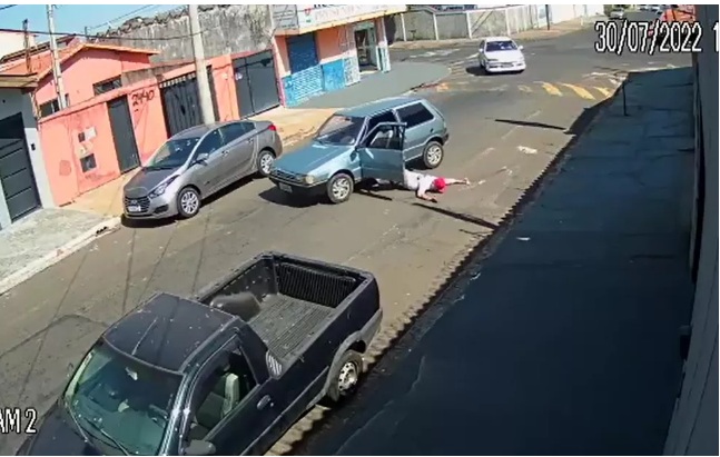 Motorista cai do próprio carro em movimento; VEJA VÍDEO