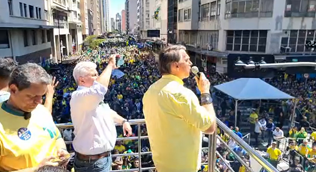 Bolsonaro rebate Lula: “Sou capiau, mas não sou ignorante como esse ladrão”