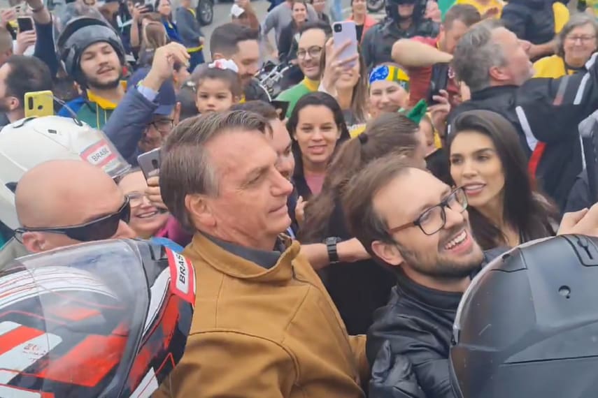 Em meio à guerra, Bolsonaro visita comunidade ucraniana e diz torcer pela paz