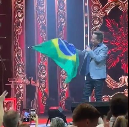 Show de Leonardo é marcado por bandeira do Brasil no palco, homenagem à pátria, gritos de “mito” e críticas a Lula; VEJA VÍDEO