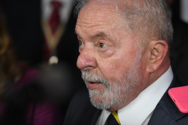 Lula se irrita nos bastidores do debate da Band e solta palavrão