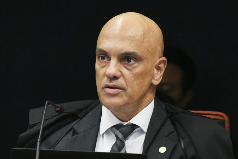 <em>New York Times</em> alerta para autoritarismo de Moraes