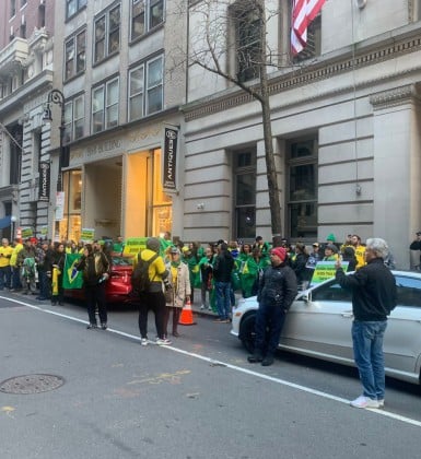 Em Nova York, manifestantes protestam contra ministros do STF; VEJA VÍDEOS