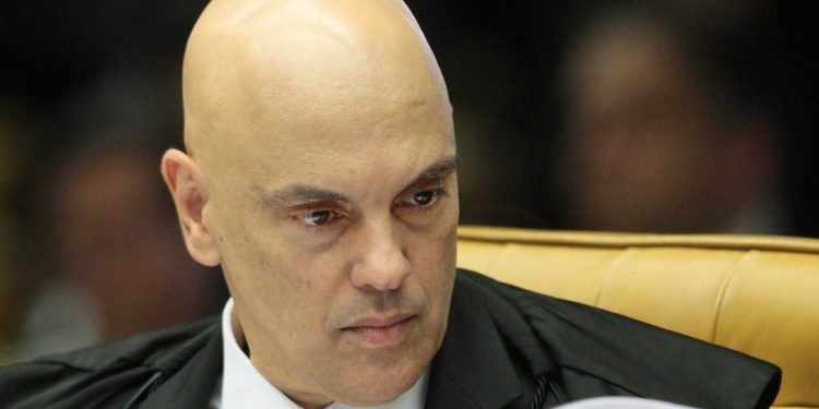 Alexandre de Moraes determina bloqueio de contas bancárias de 43 empresas e empresários