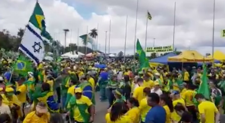 Em Brasília, manifestantes mantêm ato em frente ao QG do Exército