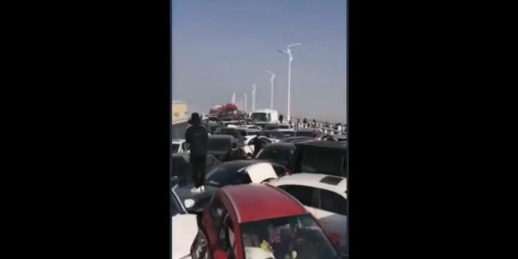 VEJA VÍDEO: Engavetamento com mais de 200 veículos deixa um morto