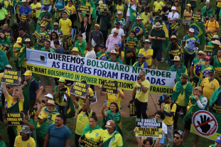 Manifestantes se reúnem no Palácio da Alvorada antes da diplomação de Lula, VEJA VÍDEO