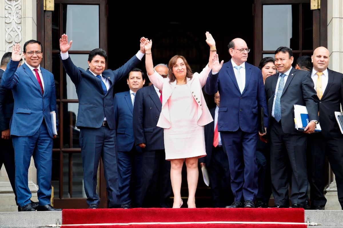 Vice, Dina Boluarte assume a presidência do Peru