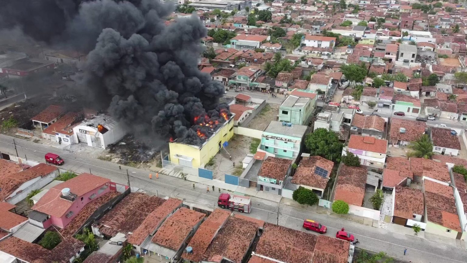 VEJA VÍDEO: Incêndio que atinge galpão com fogos de artifício em Parnamirim