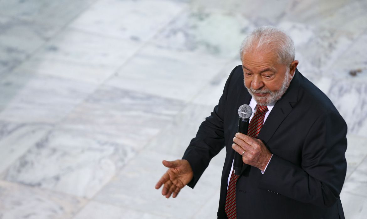 Lula se reuniu com dirigentes de centrais sindicais: “É preciso colocar o rico no imposto de renda”