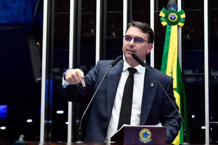 Flávio Bolsonaro critica Lula por ataques ao Banco Central