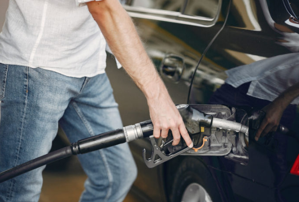 Gasolina fica R$ 0,41 mais cara após volta de impostos, diz pesquisa