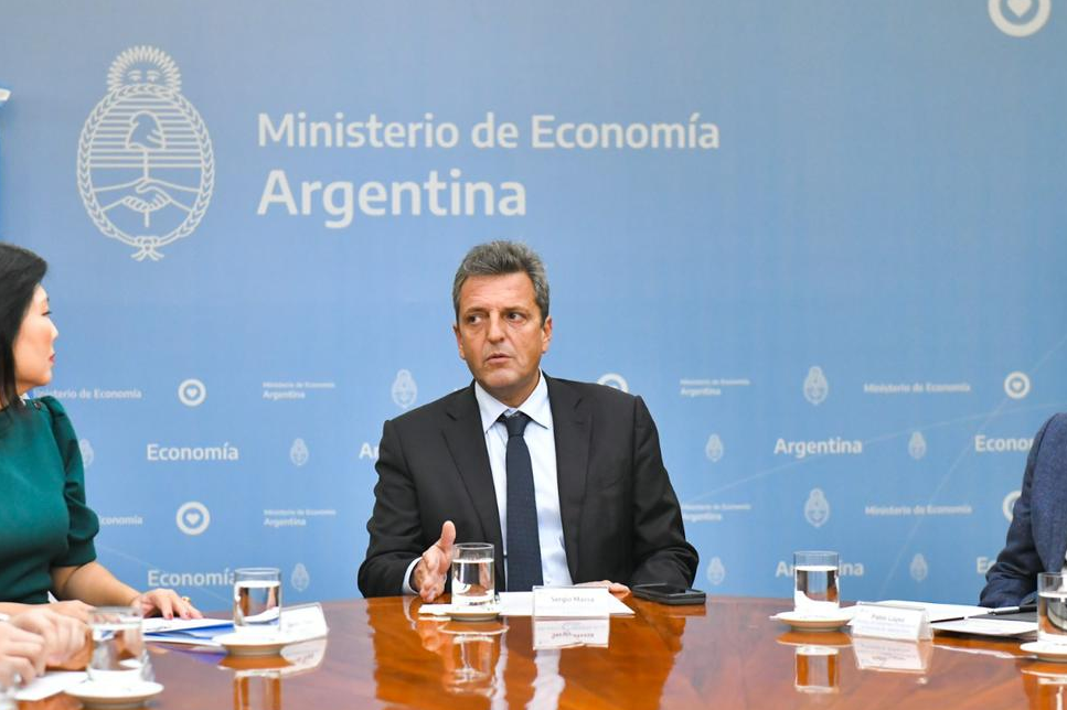 Em crise, Argentina abandona o dólar